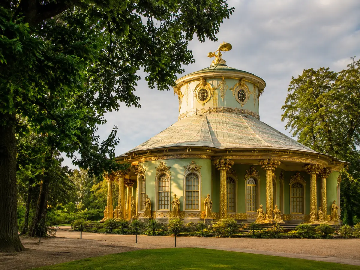 Das vergoldete Chinesische Haus im Park Sanssouci